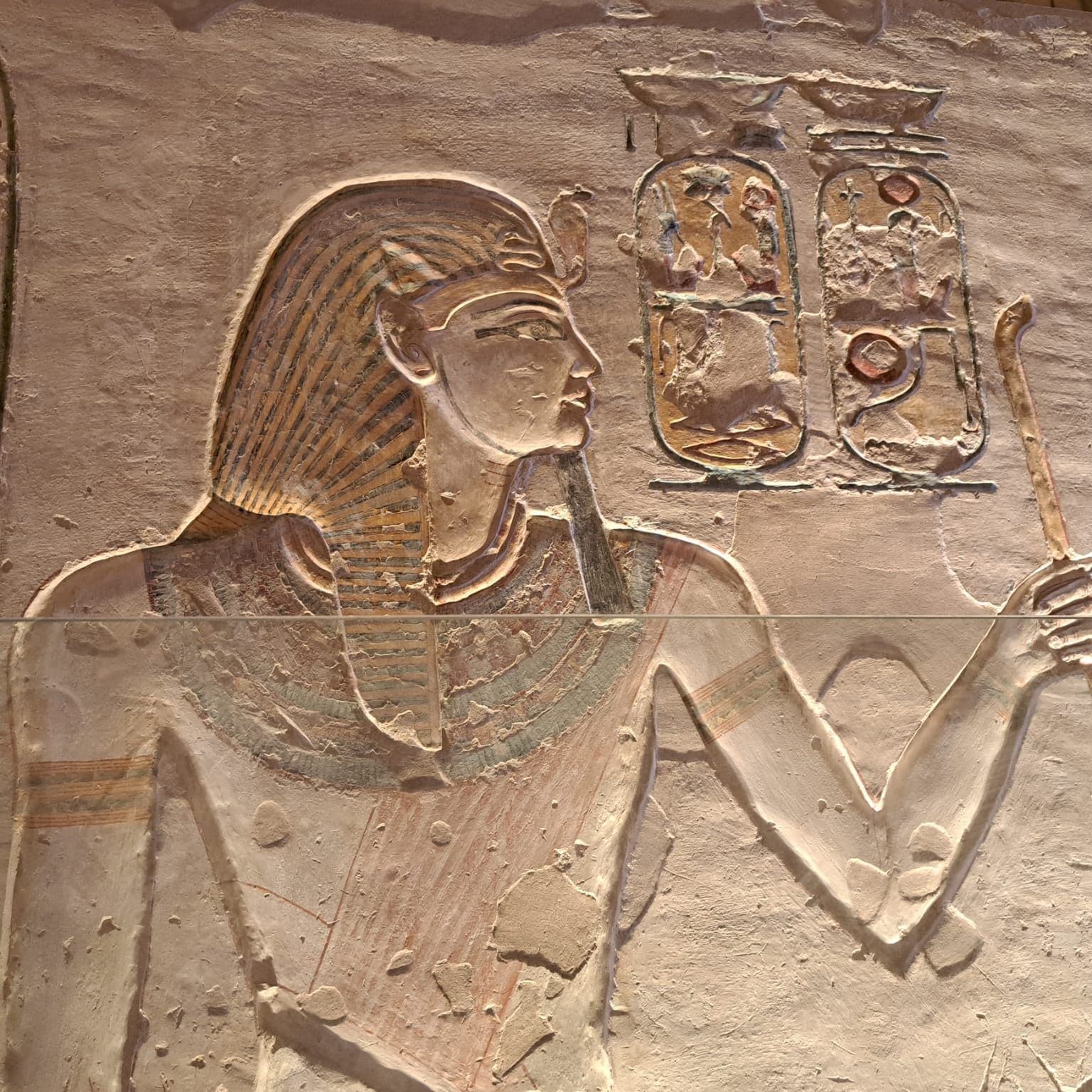 Relief eines Pharaos mit Kartuschen in einem Tempel am Nil