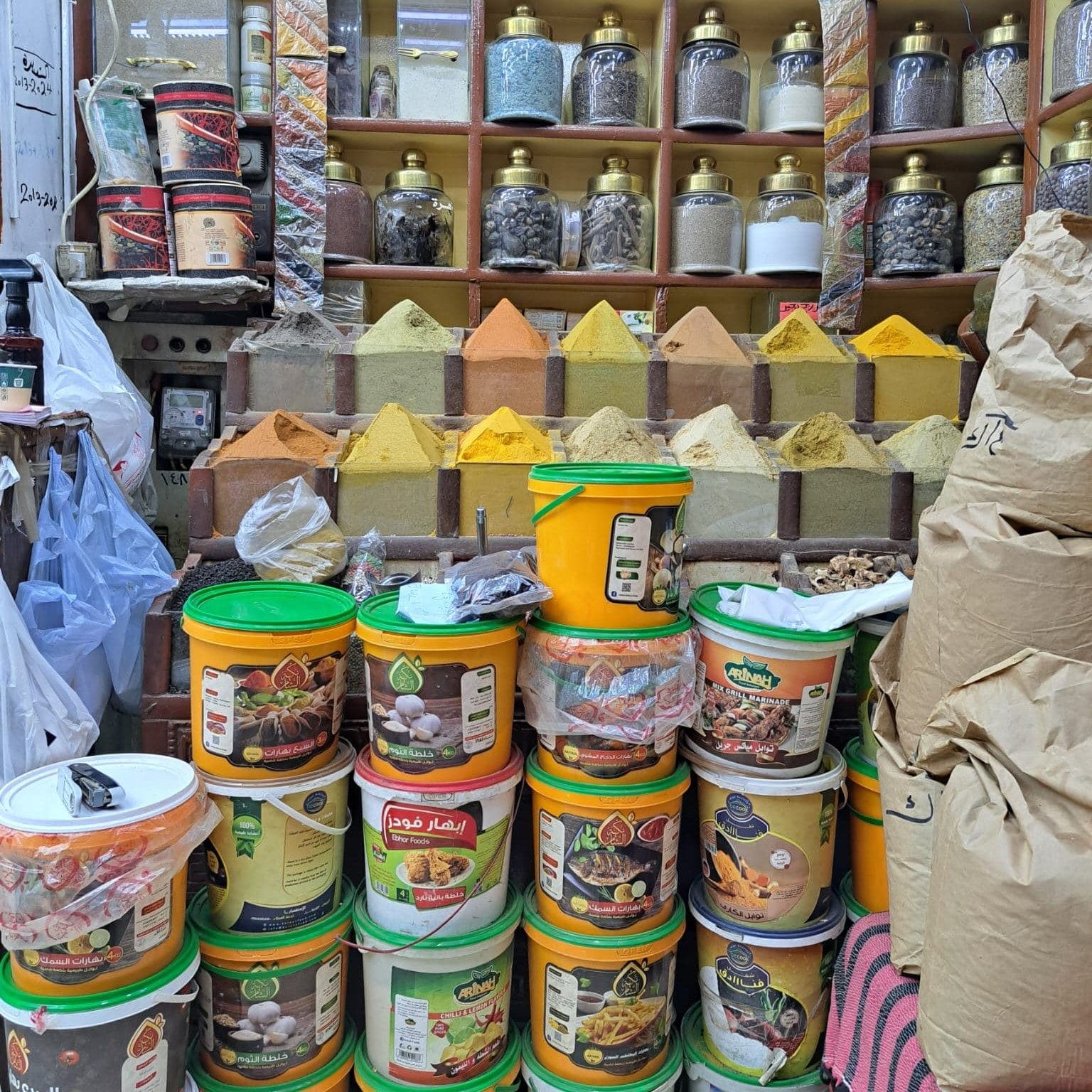 Gewürze und Tees an einem Marktstand in Ägypten