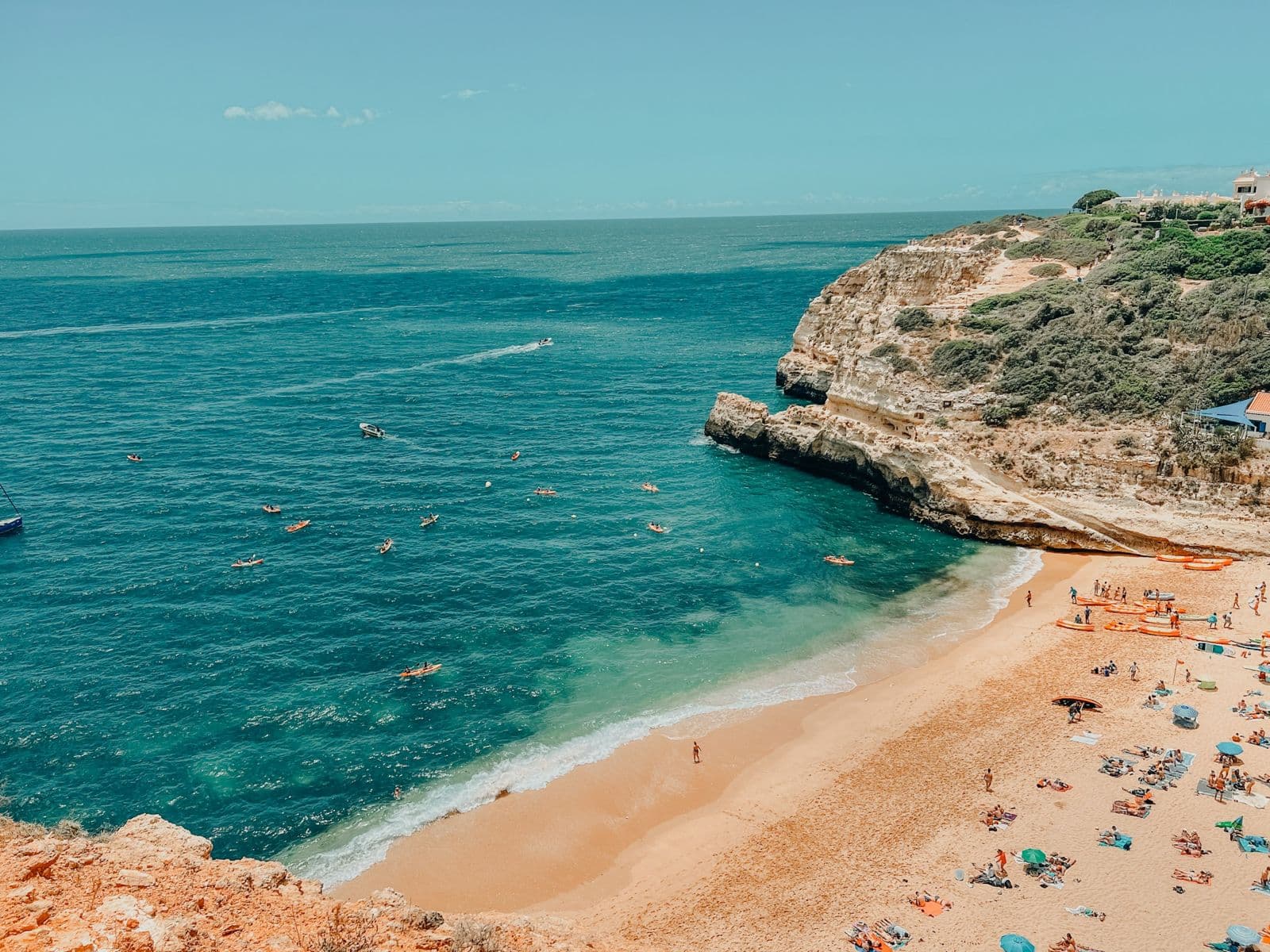 Sandbucht unter einer Felsküste an der Algarve in Portugal