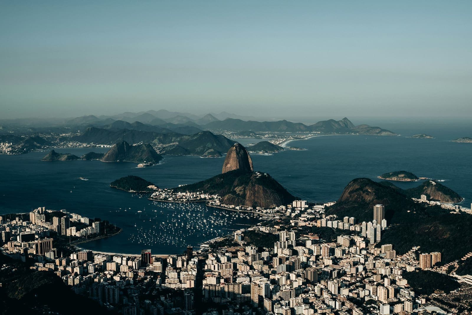 Blick vom Corcovado auf den Zuckerhut und die Bucht von Botafogo in Rio de Janeiro