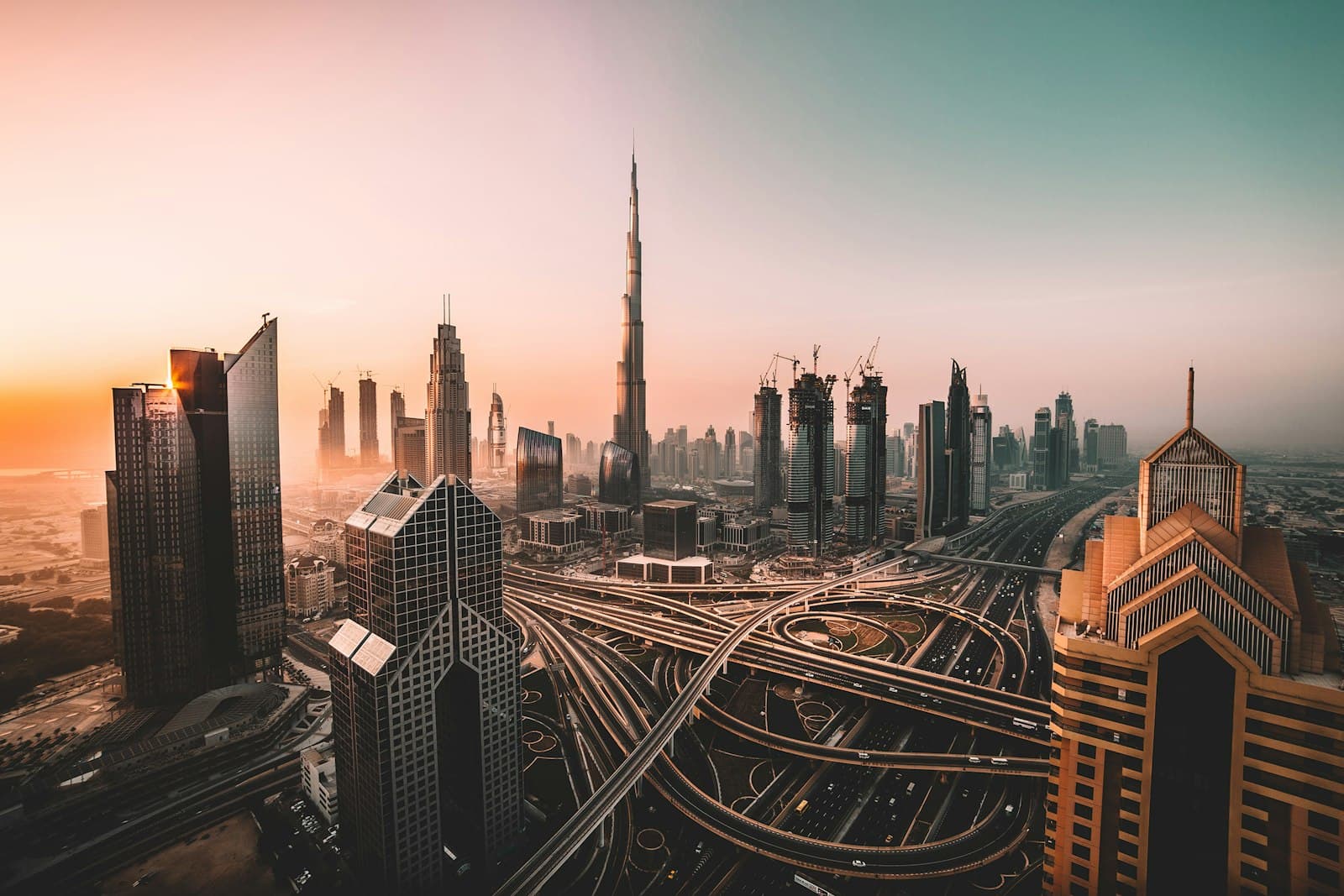 Skyline von Dubai mit Burj Khalifa im Morgenlicht