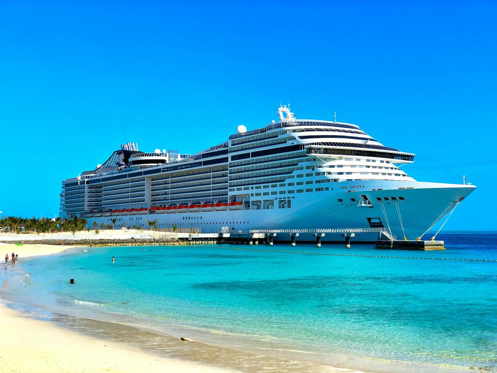 MSC Kreuzfahrtschiff vor türkisblauem Wasser und Sandstrand