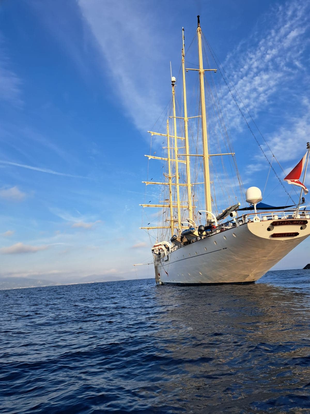 Großsegler unter blauem Himmel auf dem Mittelmeer