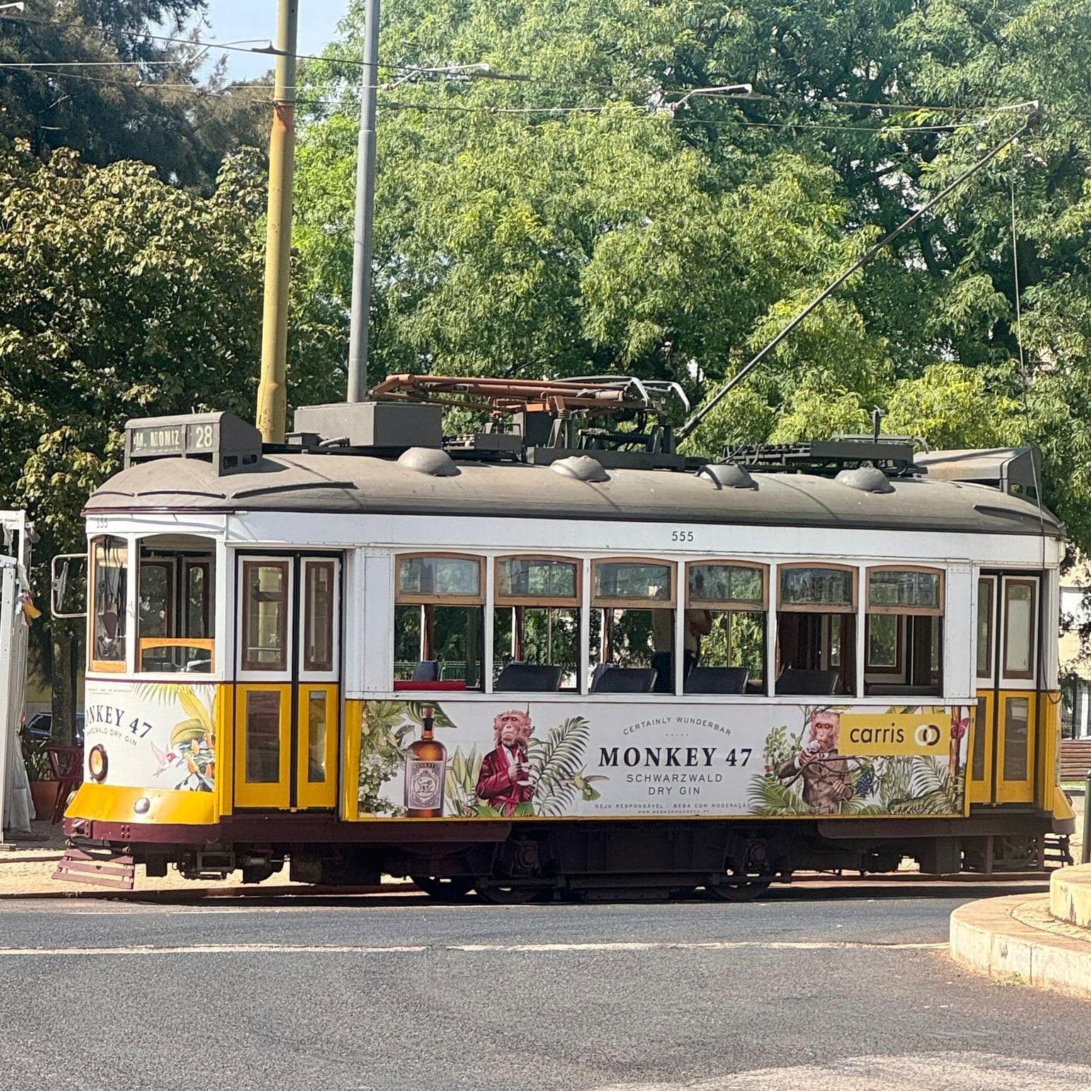 Gelbe historische Straßenbahn in Lissabon