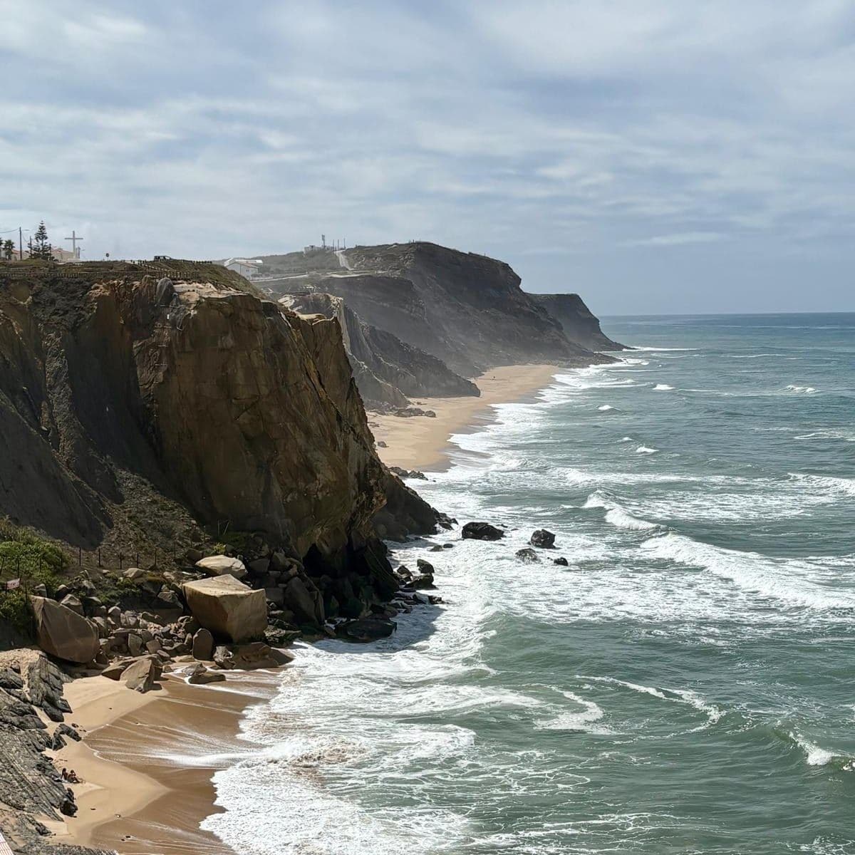 Steilküste und Brandung an der Atlantikküste Portugals