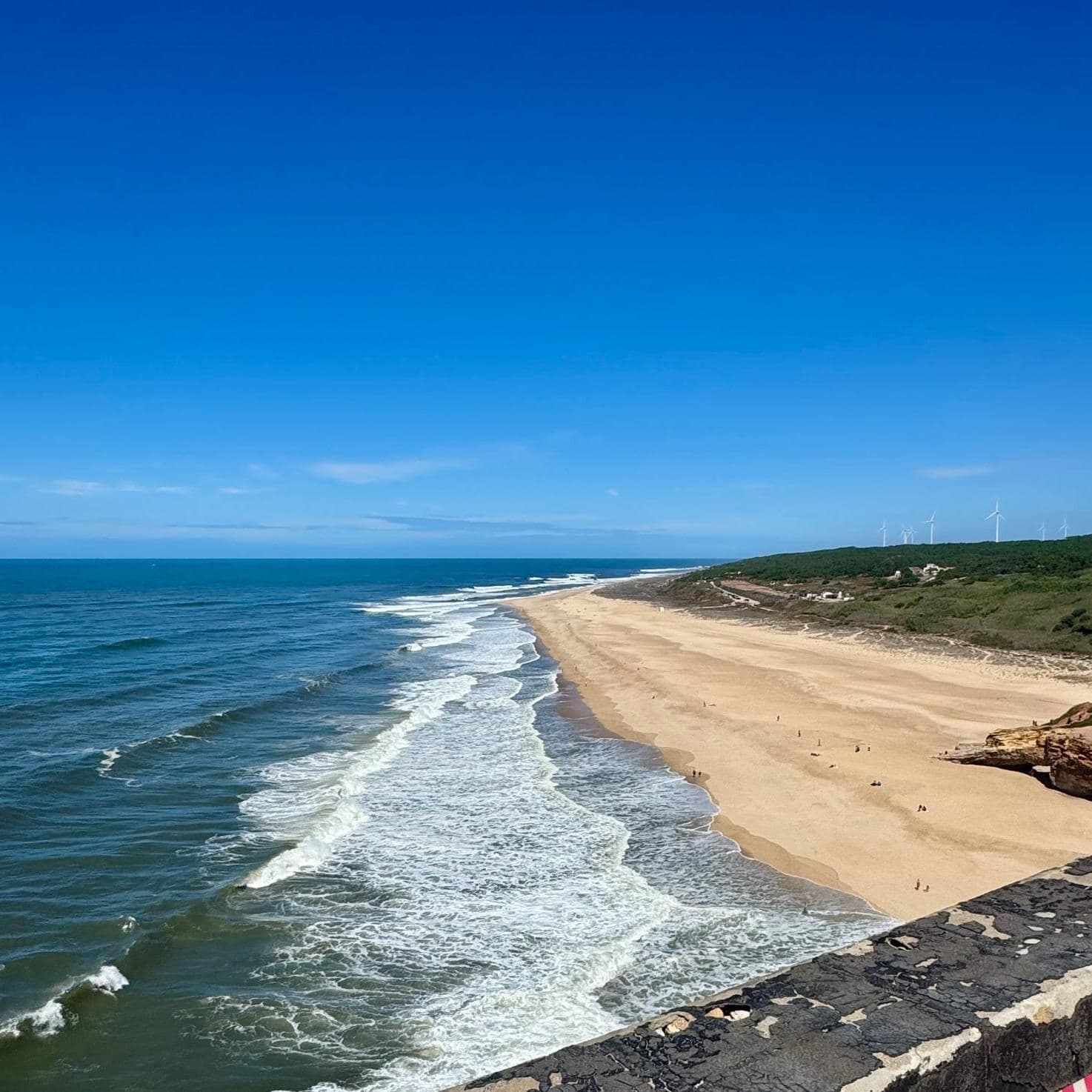 Langer Sandstrand am Atlantik in Portugal