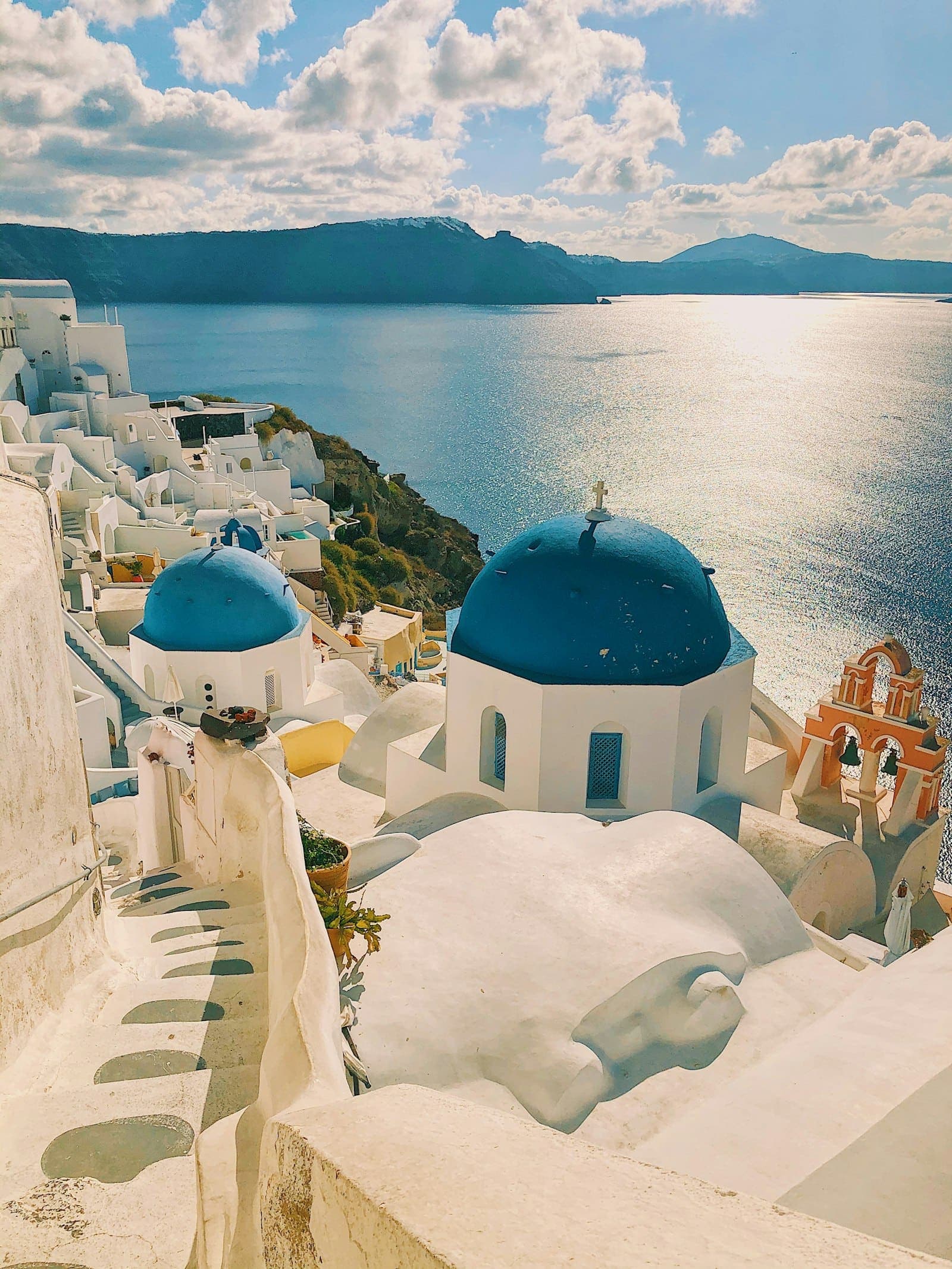Blaue Kuppeln von Oia auf Santorini mit Blick auf die Caldera