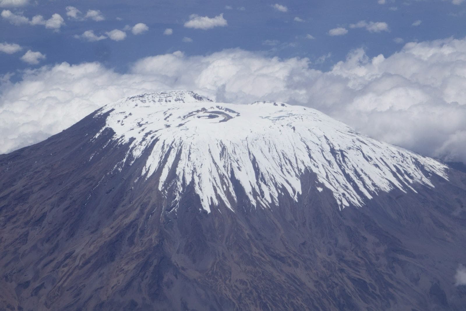 Schneebedeckter Gipfel des Kilimandscharo über den Wolken