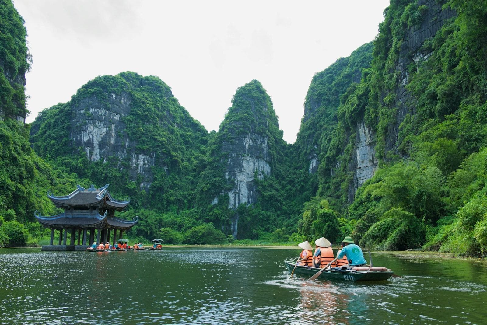 Ruderboot auf dem Fluss zwischen Karstbergen in Ninh Binh