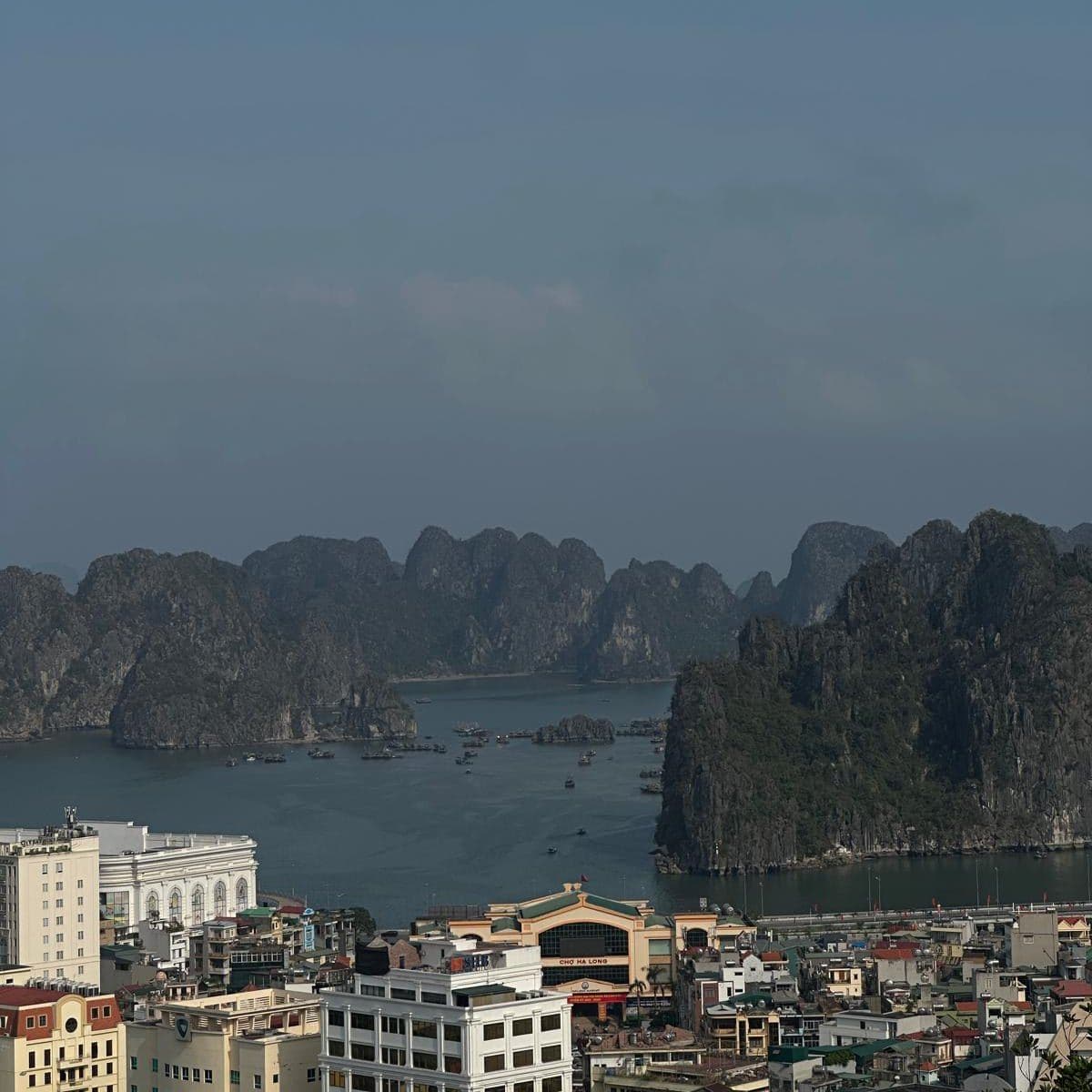 Kalksteinfelsen der Halong-Bucht über der Stadt Ha Long
