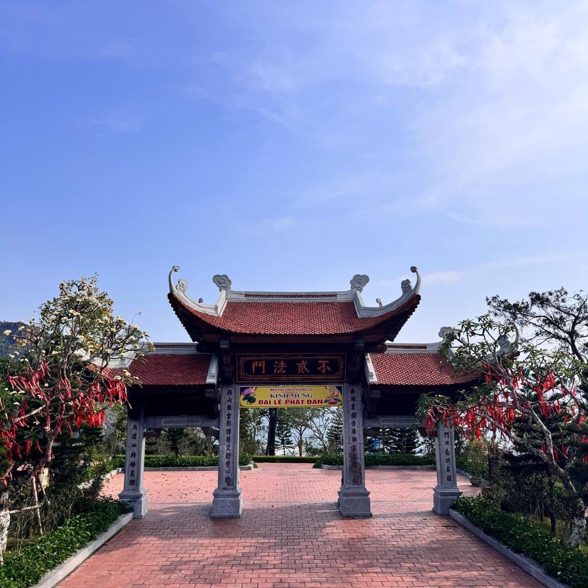 Rotes Tempeltor mit Blumen in Nordvietnam