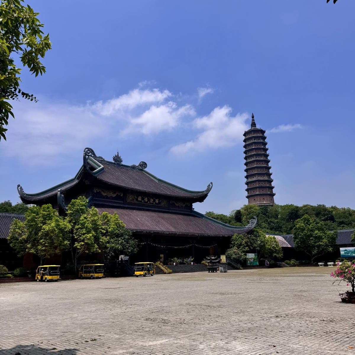 Pagode und Tempelhalle unter blauem Himmel in Nordvietnam