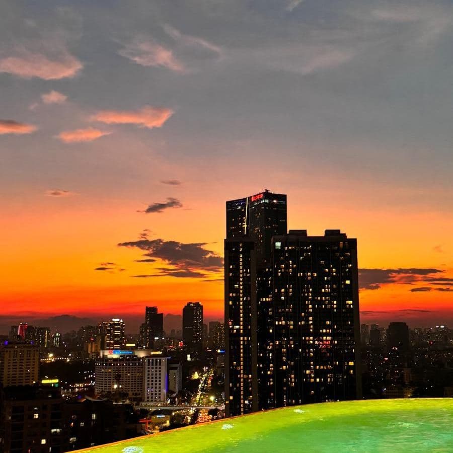 Hochhäuser vor glühendem Abendhimmel in Vietnam