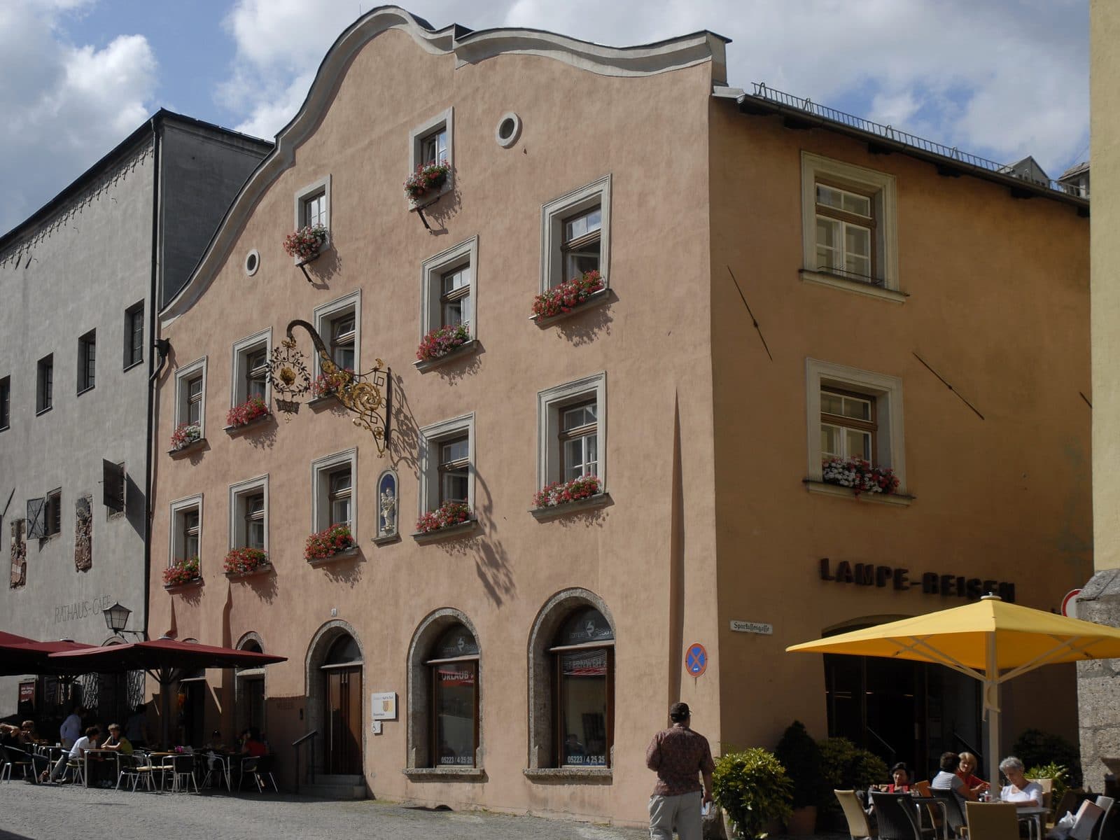 Das Haus am Oberen Stadtplatz 2 in Hall in Tirol mit dem Schriftzug von Lampe Reisen