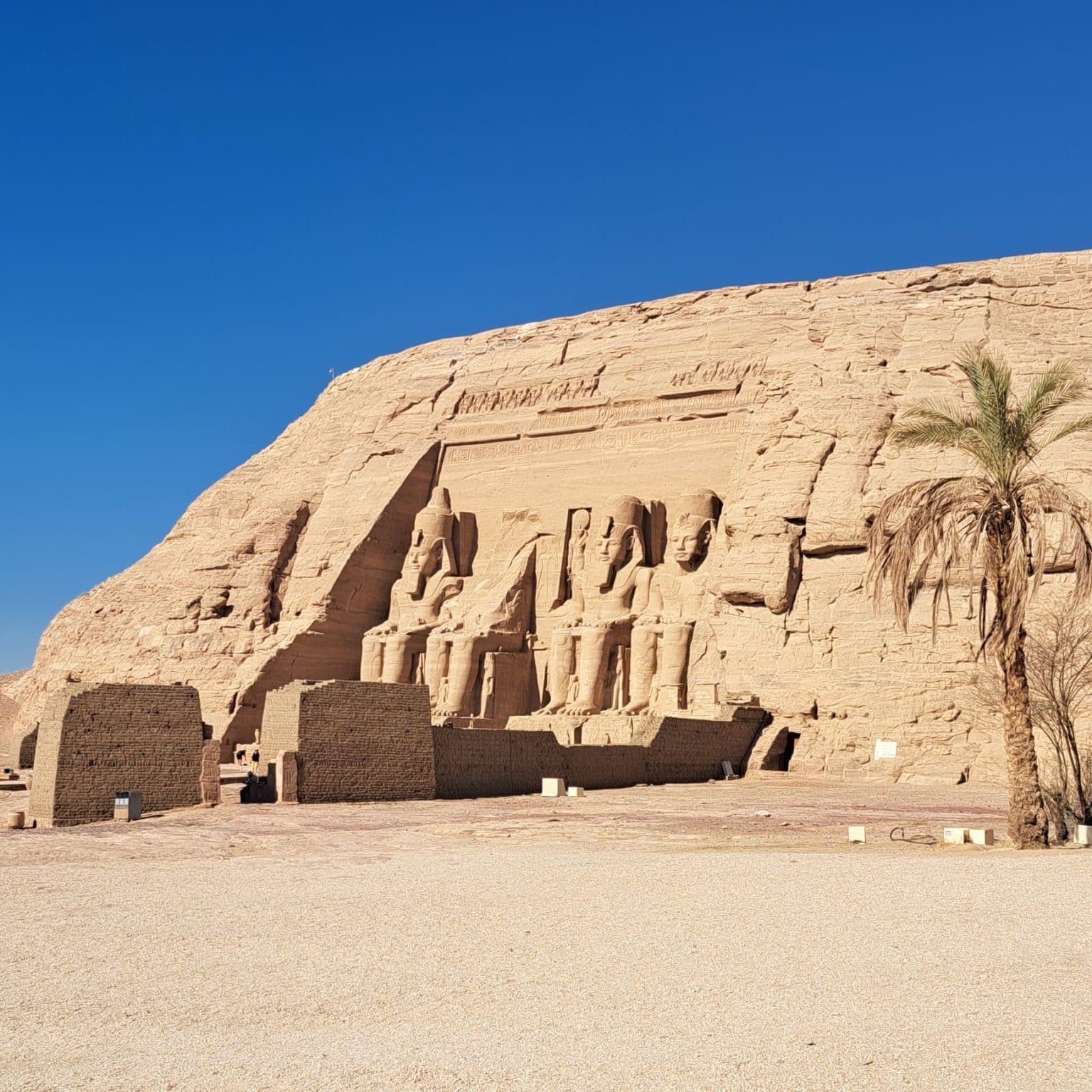 Felsentempel von Abu Simbel unter blauem Himmel