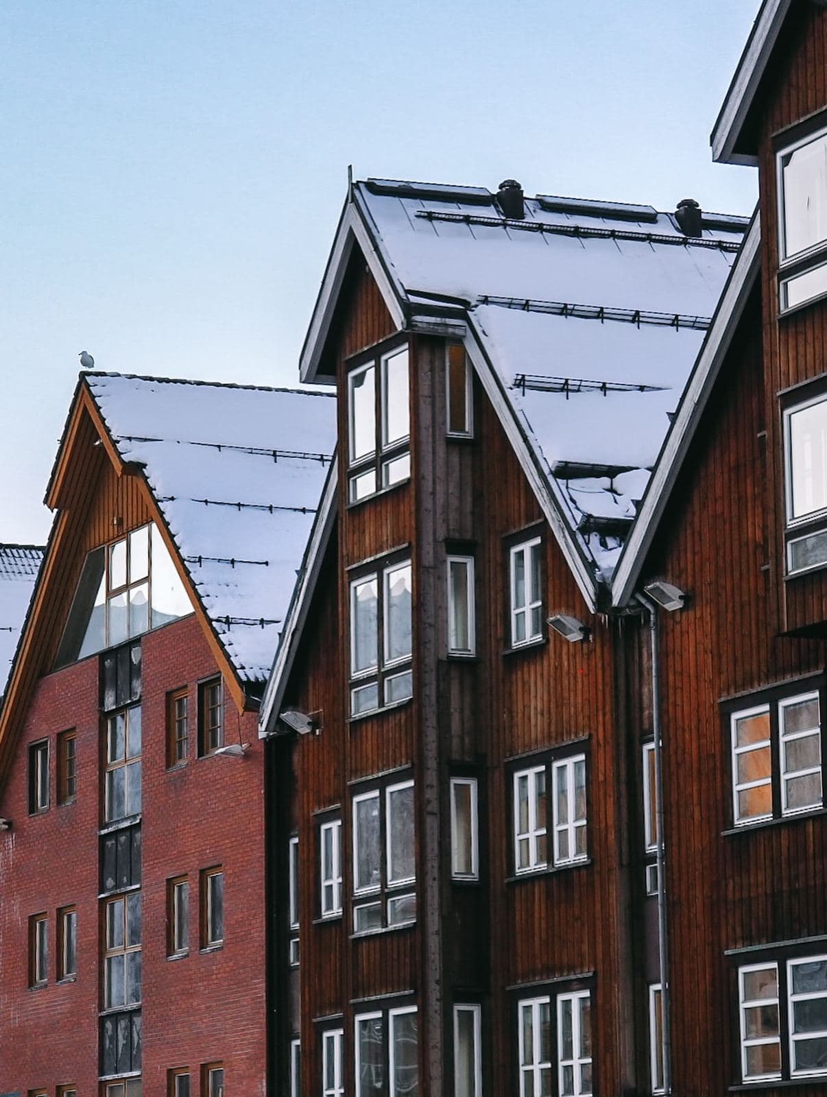 Holzhäuser mit verschneiten Giebeln in Tromsø