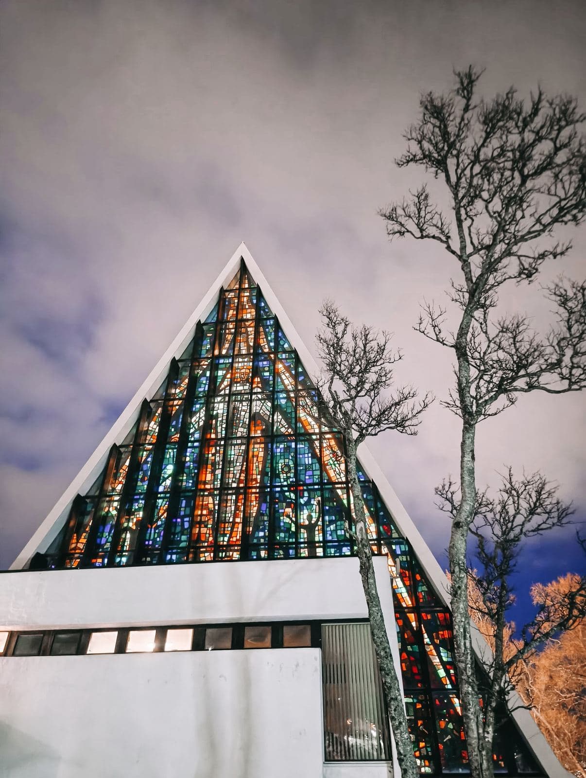 Glasfront der Eismeerkathedrale in Tromsø