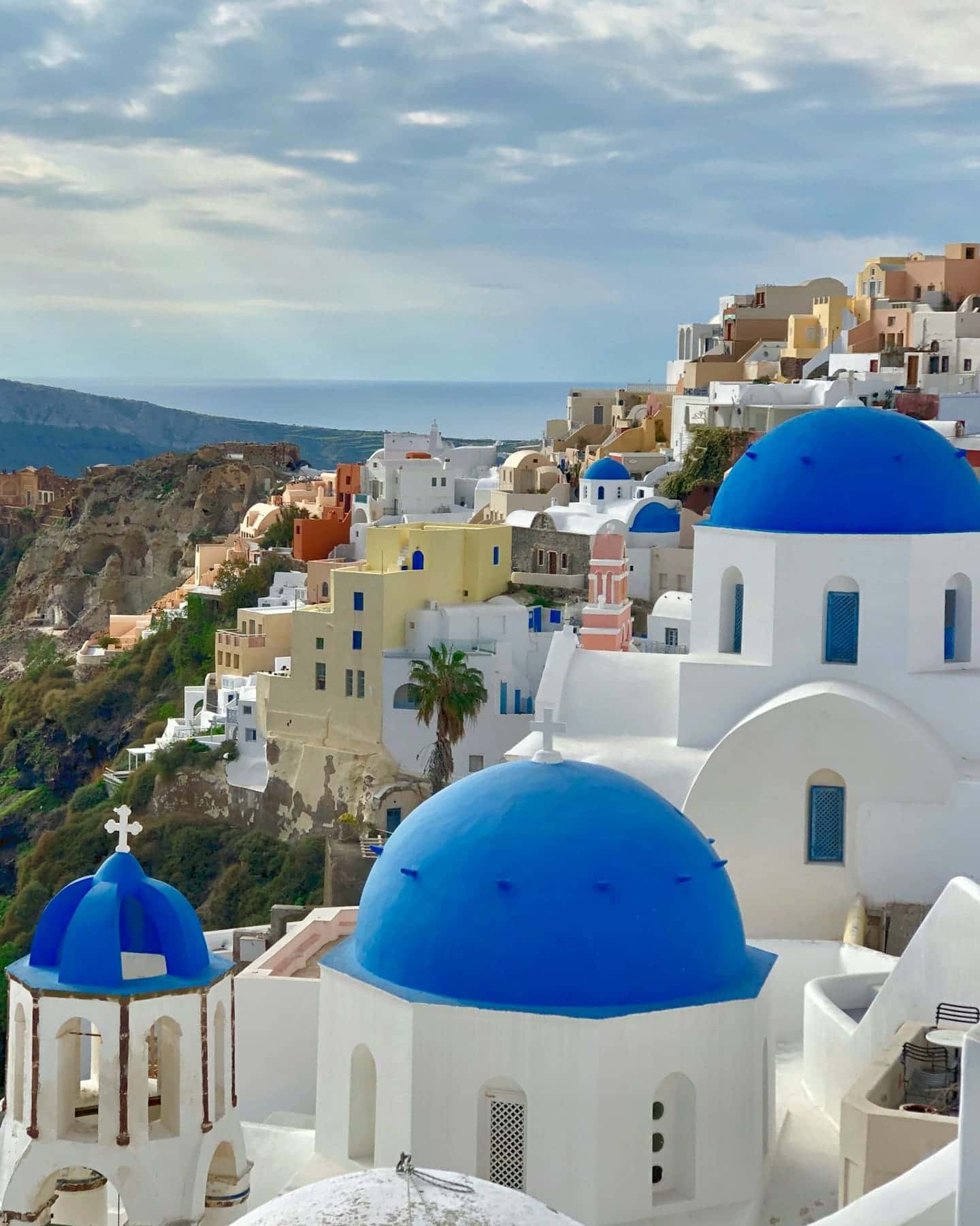 Blaue Kuppeln und weiße Häuser von Oia auf Santorini über der Caldera